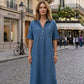👗 50 % RABAT NU! 👖 Afslappet midi-skjortekjole i denim med lommer – Blødt denim og afslappet pasform – Praktiske lommer, perfekt til hverdagsbrug – behagelig og alsidig ✨🌸