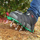 👟 50 % RABAT NU! 🌿 Plæneluftningssko med 26 pigge – justerbare remme, lufter plænejorden effektivt og har en behagelig pasform 🏡