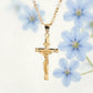 ✝️ 50 % RABAT NU! ✨ Guldkorshalskæde – detaljeret INRI-motiv, justerbar figarokæde og allergivenlig finish 💛