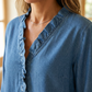 Damebluse med flæser og V-udskæring