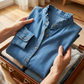 Damebluse med flæser og V-udskæring