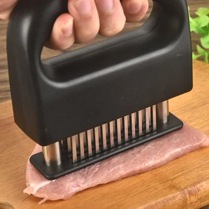 Kødmørner med 48 knive i rustfrit stål – mørner kødet på få sekunder, tåler opvaskemaskine og leveres med et praktisk opbevaringslåg!