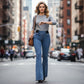 Damejeans med høj talje og udsvungne ben i stretch-denim