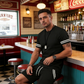 2-delt sæt med stribet T-shirt og shorts til mænd