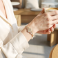 📿50 % RABAT!💥Elegant armbånd med udhulet blomst og Jomfru Maria – filigran-design, forgyldt, inspireret af troen ✨