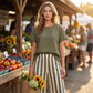 🌿 Afslappet weekendlook – en ensfarvet casual top og stribede bukser med brede ben til kvinder, du vil elske👖👚