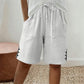 Sommer shorts til kvinder med knapper i siden