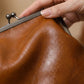 💋 Kiss Lock-skuldertaske til kvinder med håndtag på toppen – Vintage messinglås og struktureret form – Aftagelig rem, perfekt til hverdagsudflugter eller middagsdates 👜 ✨
