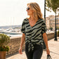 T-shirt med zebraprint, V-udskæring og sløjfe foran til kvinder